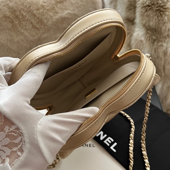Auth Chanel 22s Large Gold Heart Bag - BNIB - Picture 3 of 12